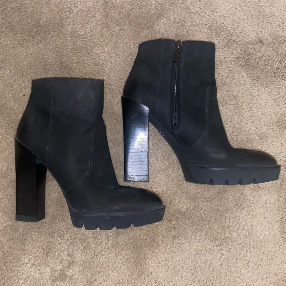 Kenneth Cole heeled leather boots size 8